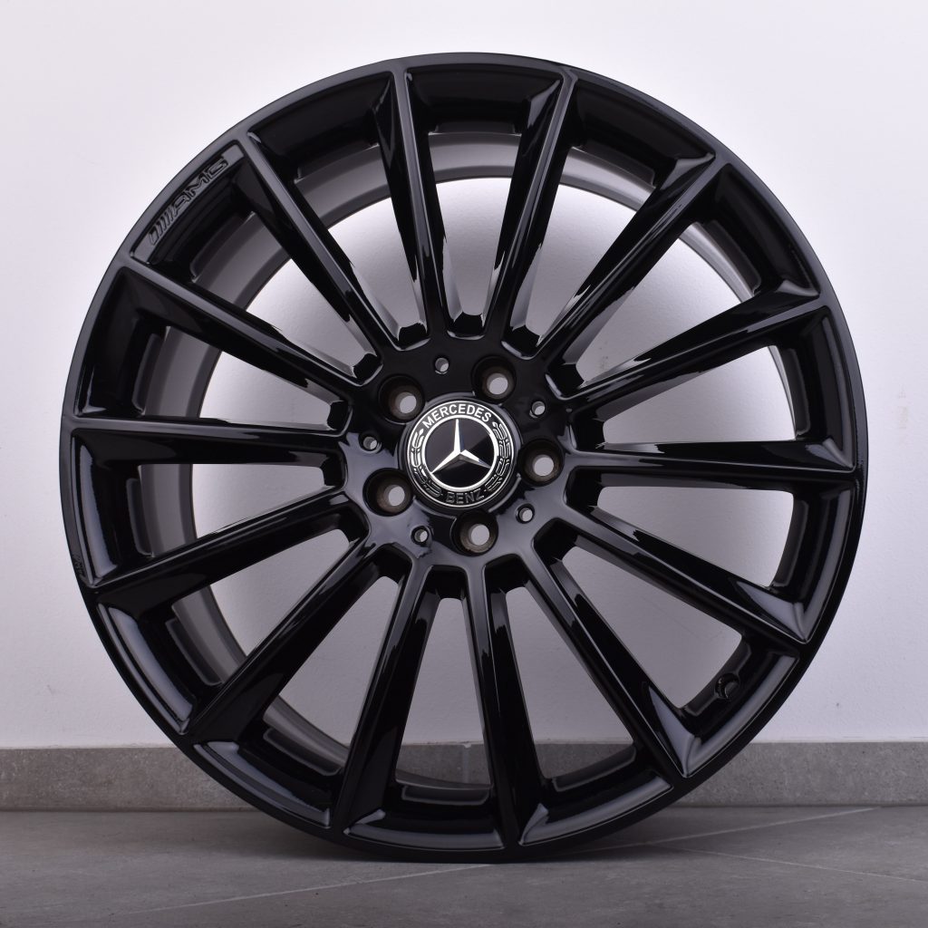 Original Mercedes E-Klasse W213 W238 20 Zoll AMG Vielspeichen Felgen in Glanzschwarz pulverbeschichtet, Detailansicht.