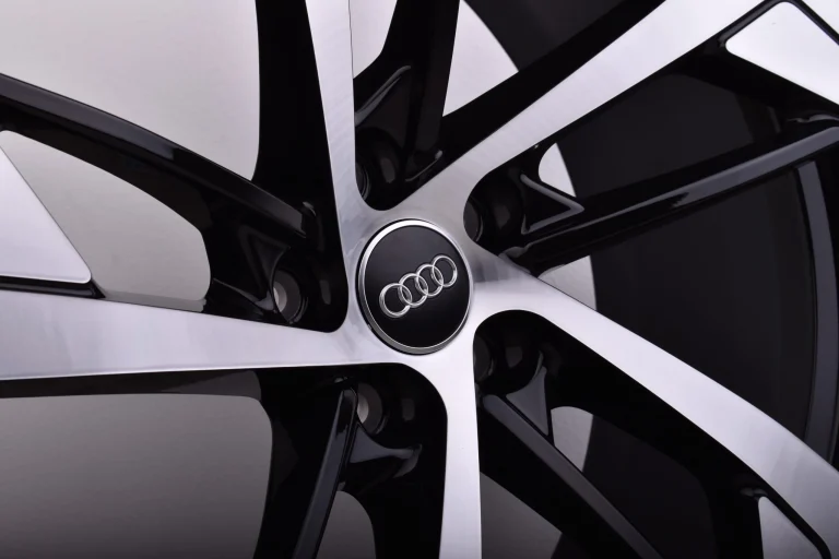 Nahaufnahme einer glanzgedrehten Audi Felge mit Nabendeckel