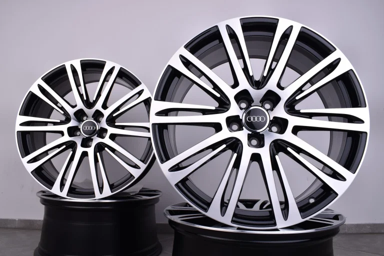 Zwei glanzgedrehte Audi Felgen in Schwarz mit Vielspeichen-Design