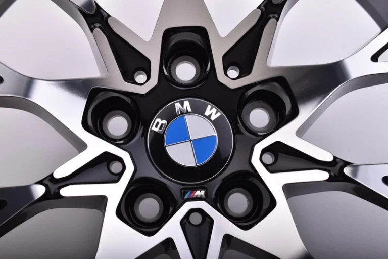 Nahaufnahme einer glanzgedrehten BMW Felge mit Nabendeckel und M-Logo