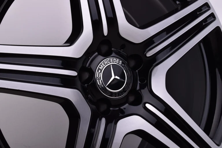 Glanzgedrehte Mercedes-Benz Felge in Schwarz, Nahaufnahme von Speichen und Nabendeckel